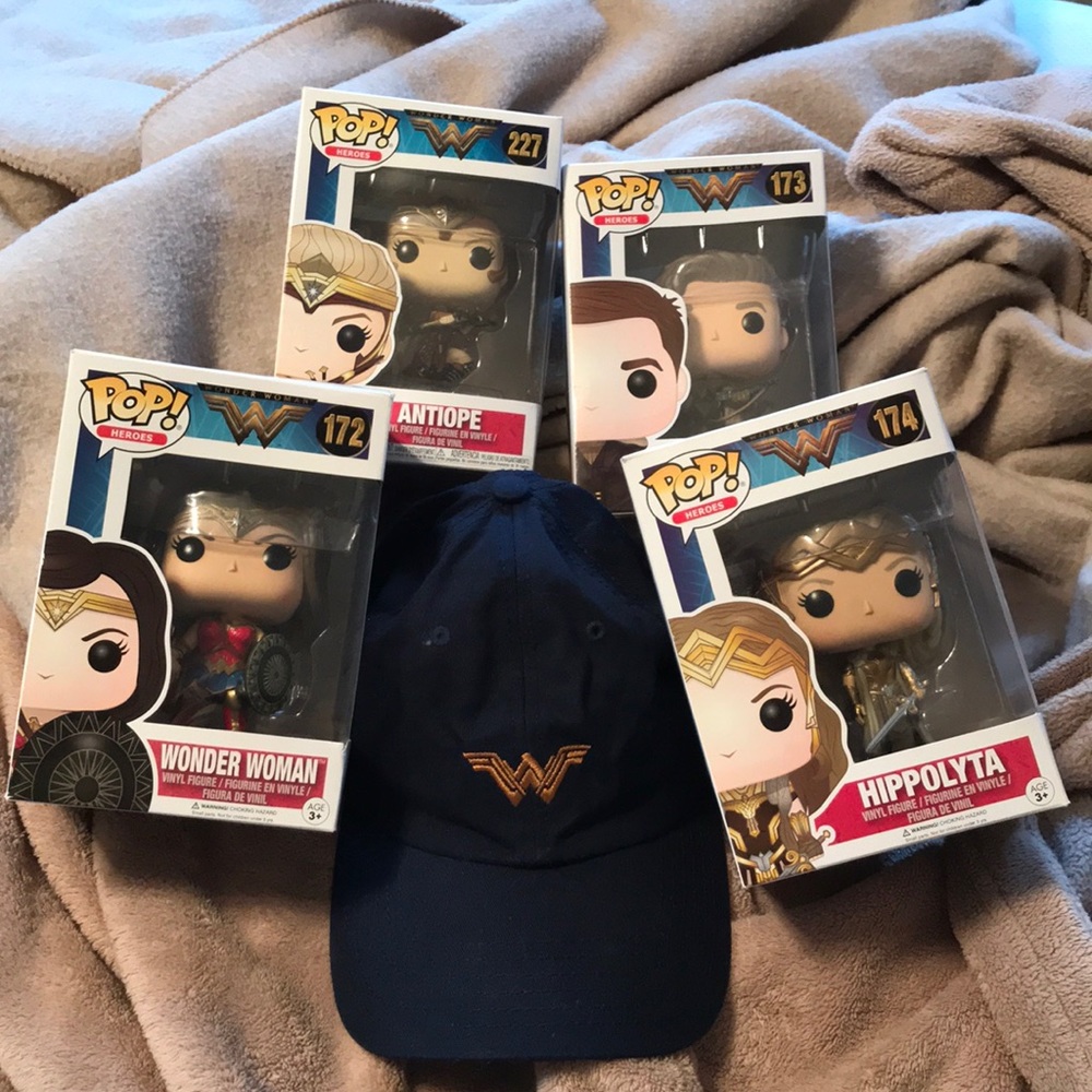 Official Wonder Woman POP Heroes & adjustable cap